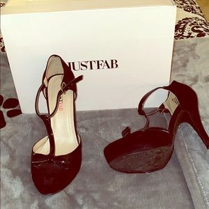 6.5 black brand new pumps.